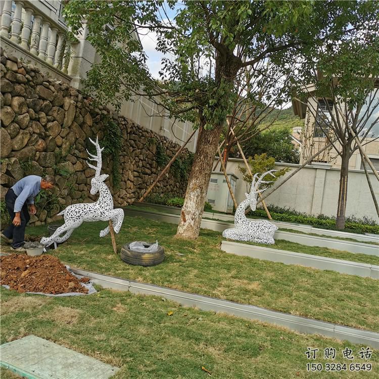 美陳小鹿雕塑供應，城區(qū)小品，鏤空小鹿雕塑制造商