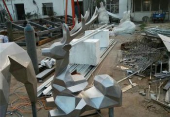 公園小鹿雕塑定做，小區(qū)擺件，鏡面切面小鹿雕塑制作