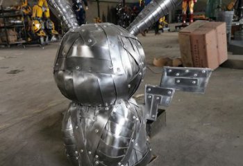機(jī)甲版卡通小兔子雕塑