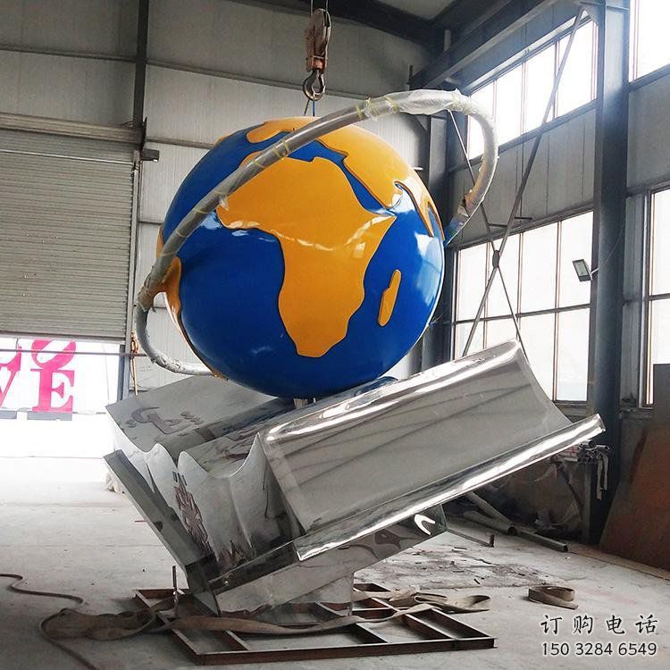 書籍地球儀雕塑廠家，不銹鋼材質(zhì)，校園景觀雕塑