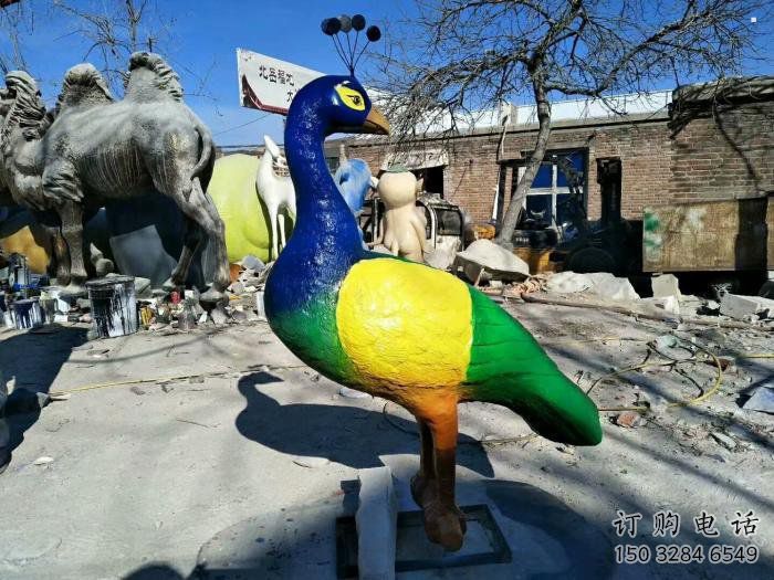 田間孔雀雕塑