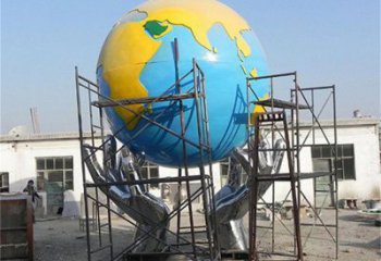 地球儀雕塑制作，村標概念，鍛鋼手托地球儀雕塑廠家