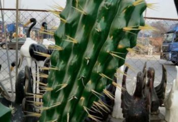 草地仙人掌雕塑