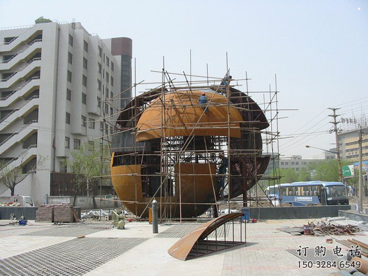 鏤空球雕塑精選，彩鋼制作，異形鏤空球雕塑工廠