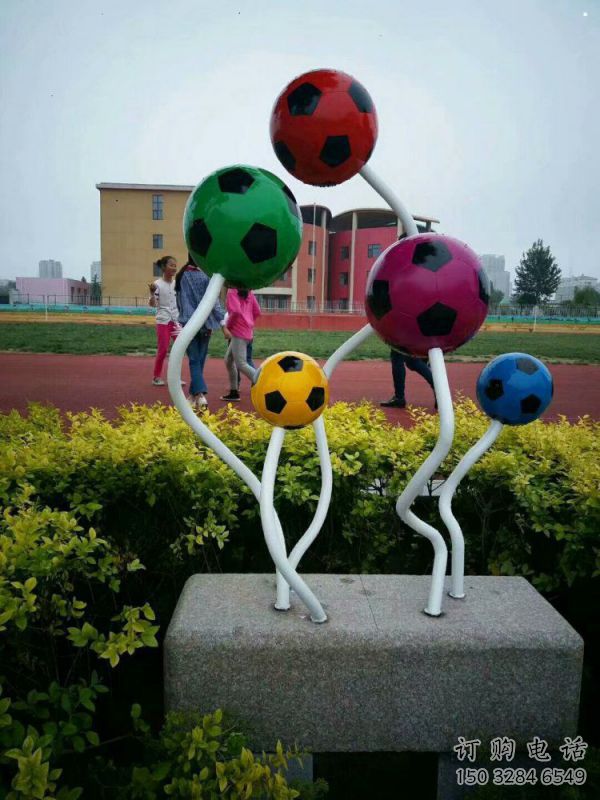步行街足球雕塑