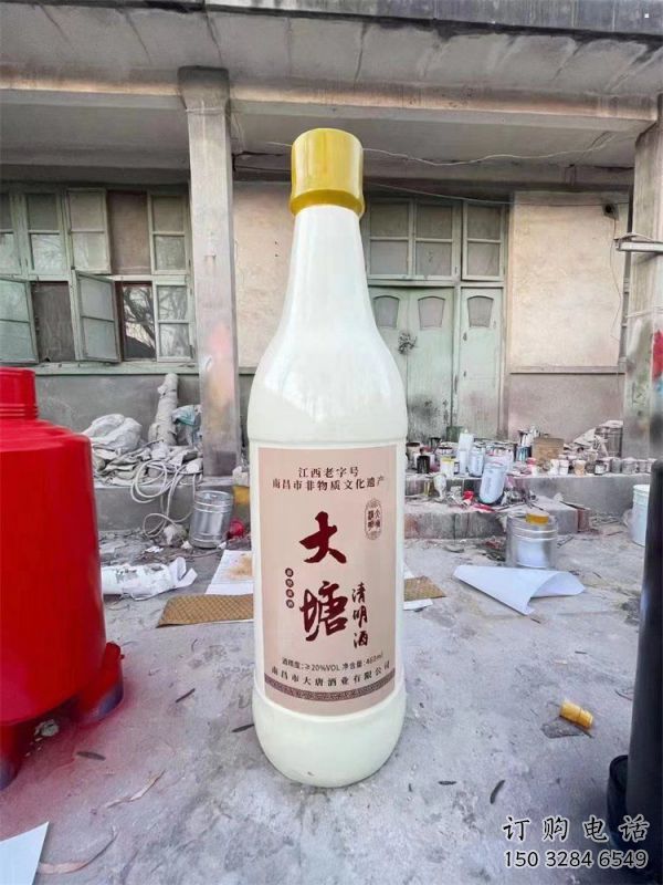 酒瓶雕塑定做，小區擺件，玻璃鋼酒瓶雕塑制作