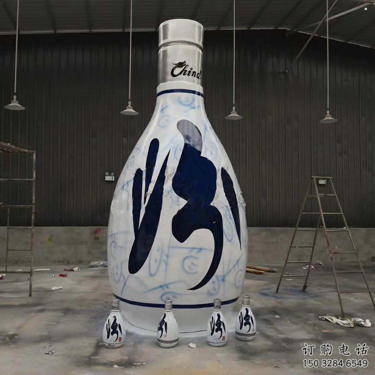 店門口瓶子雕塑