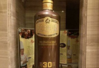 金屬酒瓶雕塑通用，城市雕塑，彩色玻璃鋼酒瓶雕塑指用