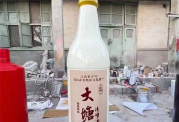 酒瓶雕塑定做，小區(qū)擺件，玻璃鋼酒瓶雕塑制作