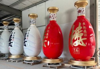 洋酒瓶雕塑預(yù)定，小區(qū)擺件，玻璃鋼洋酒瓶雕塑廠家