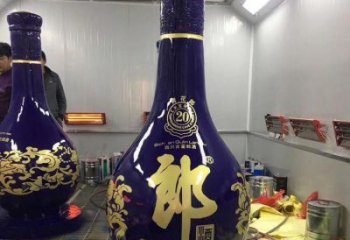 洋酒瓶雕塑專供，彩繪工藝，玻璃鋼洋酒瓶雕塑標(biāo)準(zhǔn)廠家