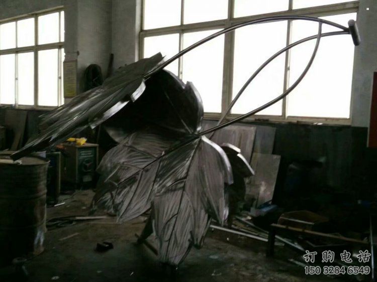 楓葉雕塑服務(wù)商，噴泉雕塑，不銹鋼楓葉雕塑訂做廠家