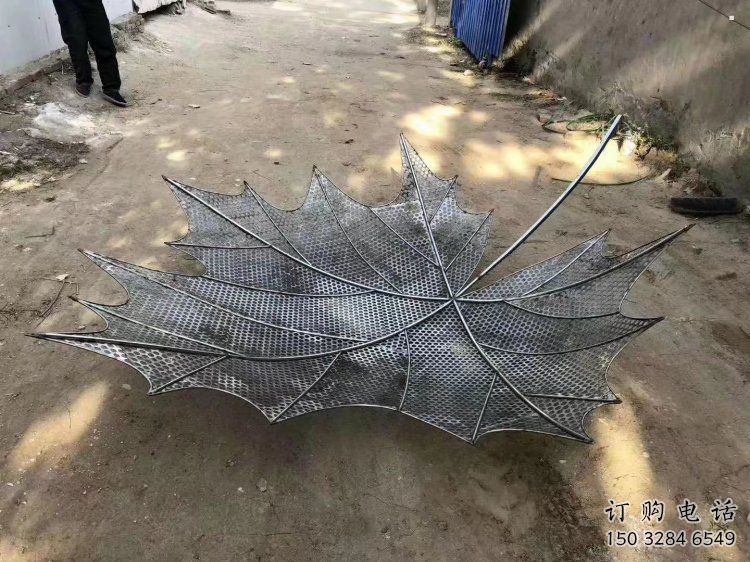 鏤空楓葉雕塑選用，小區擺件，大型鐵藝楓葉雕塑公司