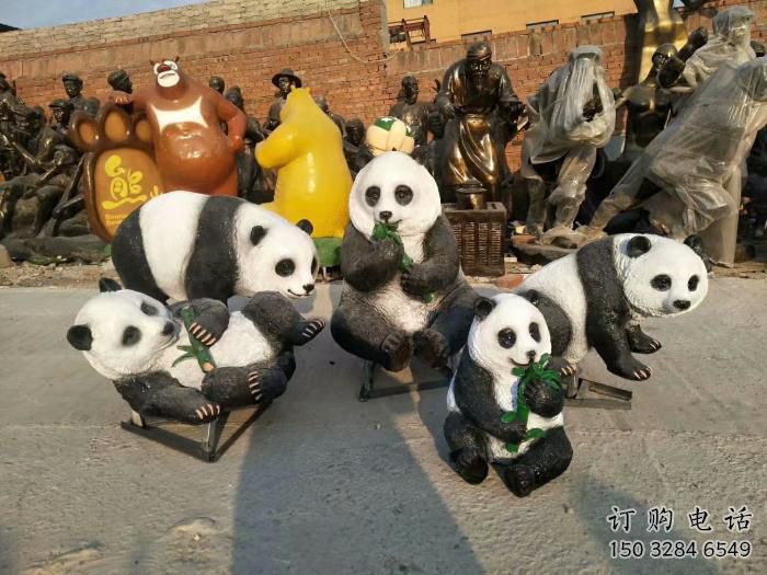 景觀熊貓雕塑選定，美陳雕塑，現(xiàn)代藝術(shù)彩繪熊貓雕塑廠家