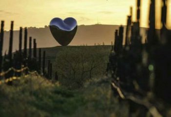 心形球雕塑定價(jià)，街頭雕塑，不銹鋼心形球雕塑定價(jià)