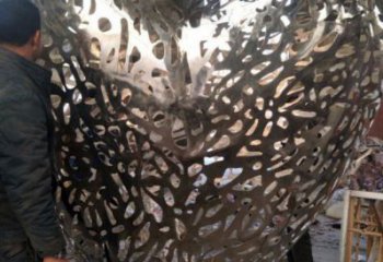 心形球雕塑優(yōu)選，圓雕體系，不銹鋼心形球雕塑選定