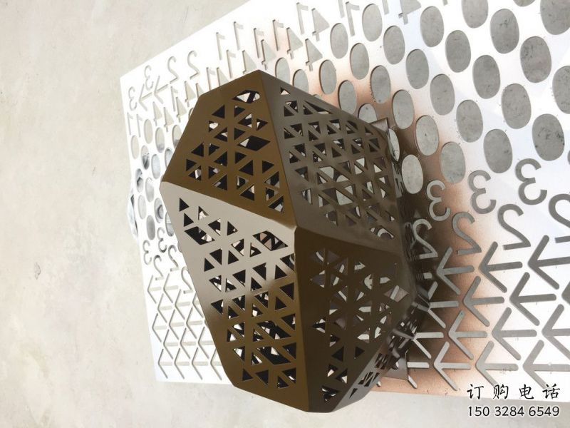 噴漆鵝卵石雕塑