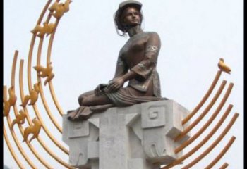 室內(nèi)月牙雕塑