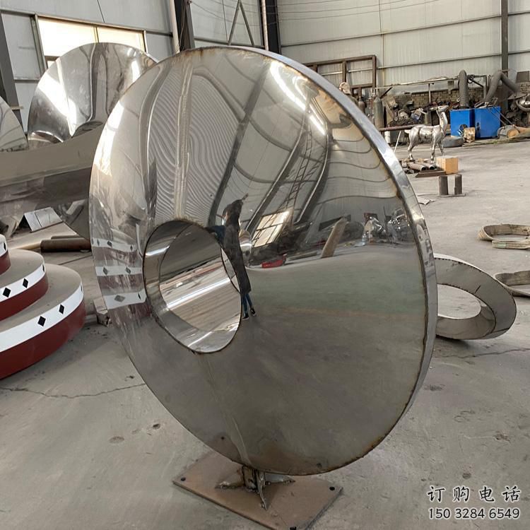 圓鏡雕塑廠家，地標(biāo)擺件，不銹鋼圓鏡雕塑造型生產(chǎn)商