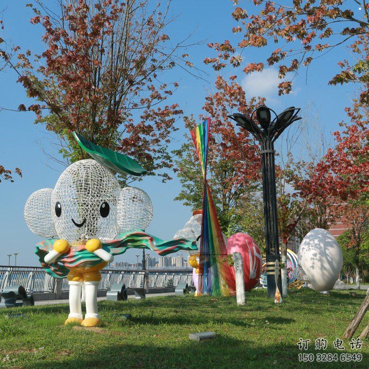 戶外鏤空卡通雕塑供應(yīng)，花園小品，鐵藝卡通雕塑展品