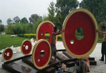 車(chē)輪雕塑精品，白鋼構(gòu)件，別墅車(chē)輪雕塑供求