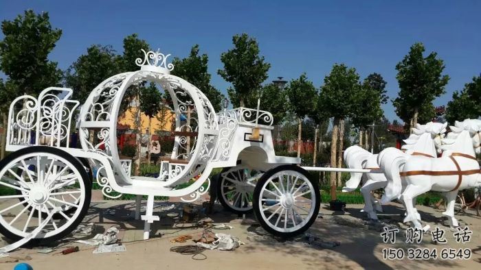 清鎮(zhèn)廣場(chǎng)馬車(chē)雕塑