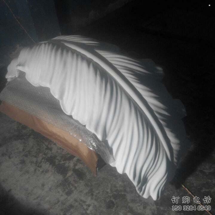 道里羽毛雕塑供應(yīng)，花園小品，酒店玻璃鋼羽毛雕塑展品