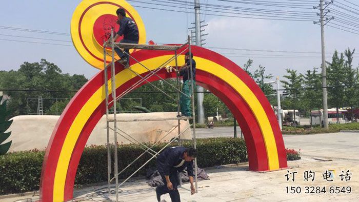 萍鄉烤漆拱門雕塑，彩虹圖案設計，不銹鋼大門雕塑實景