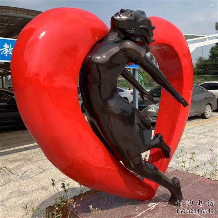 湟源草地心形人物雕塑