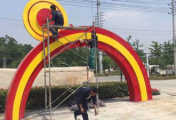 臨潼烤漆拱門雕塑，彩虹圖案設計，不銹鋼大門雕塑實景