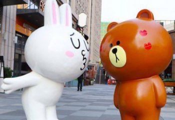 內江步行街布朗熊雕塑，玻璃鋼動物雕塑，卡通方式