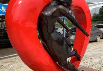 萬(wàn)州草地心形人物雕塑